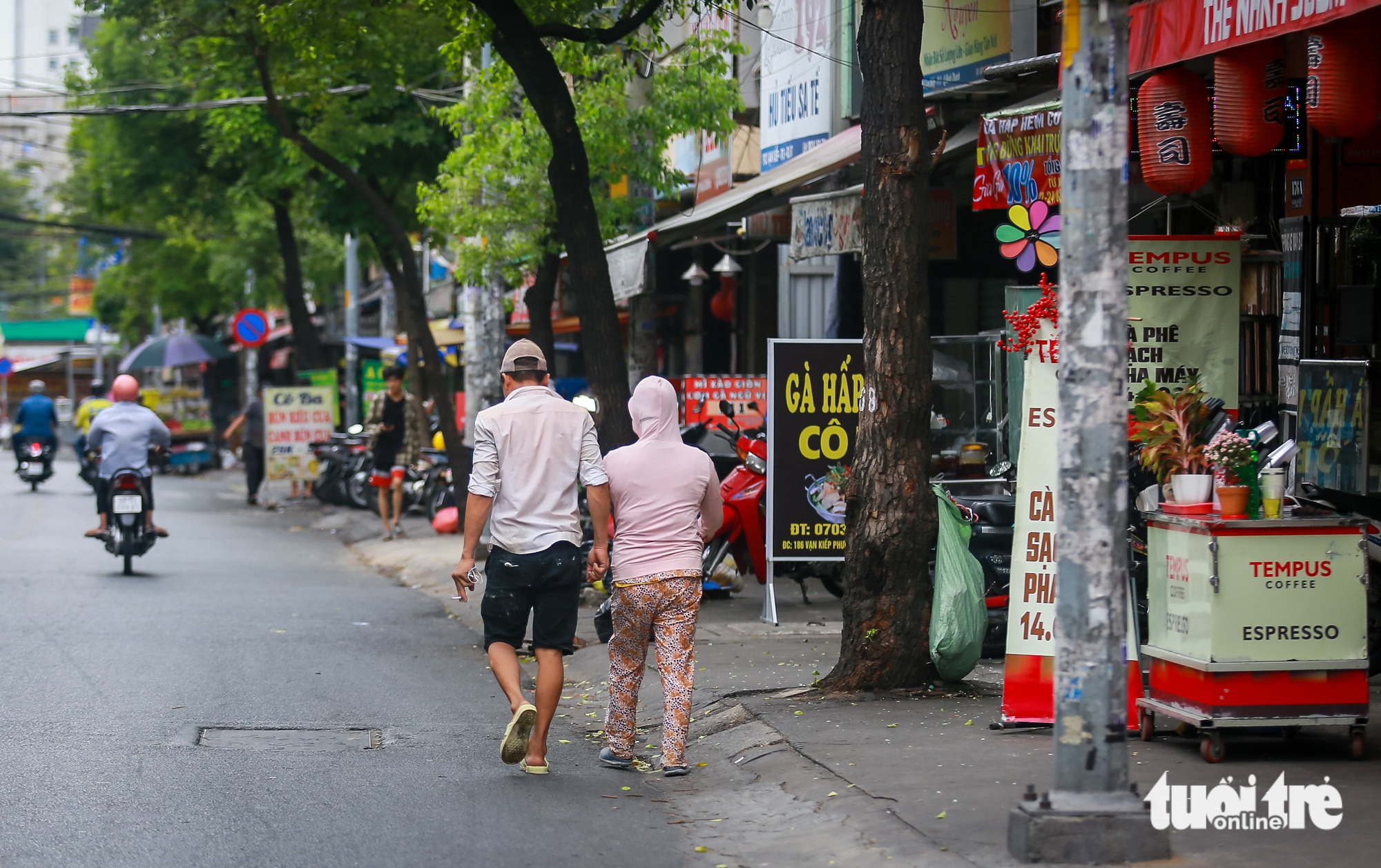 Ngao ngán hình ảnh xe máy, hàng quán “bao trọn” vỉa hè TP.HCM - Ảnh 10.