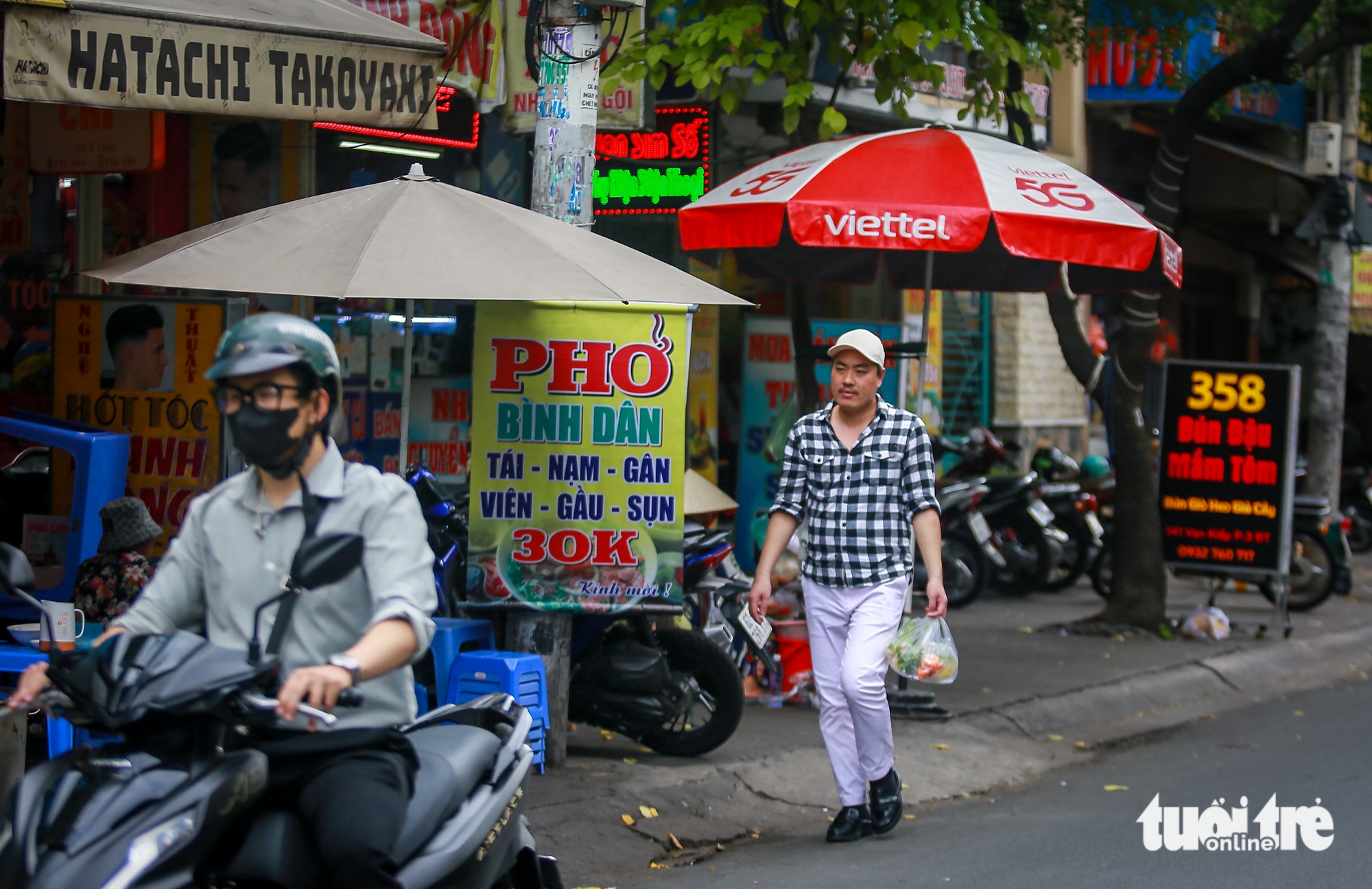 Ngao ngán hình ảnh xe máy, hàng quán “bao trọn” vỉa hè TP.HCM - Ảnh 9.