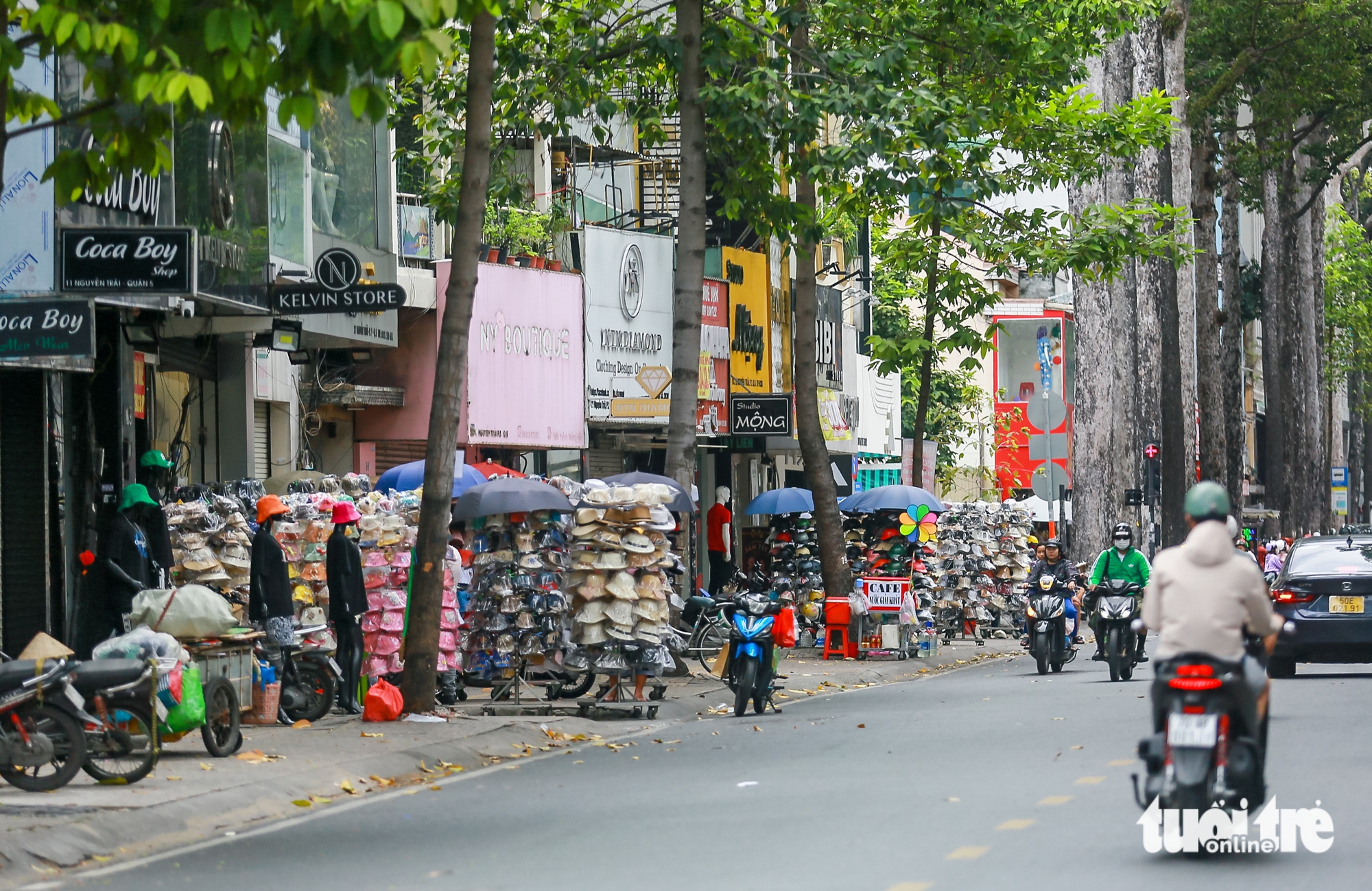 Ngao ngán hình ảnh xe máy, hàng quán “bao trọn” vỉa hè TP.HCM - Ảnh 17.