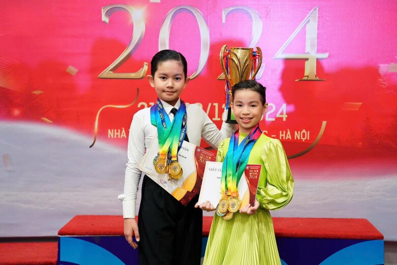 Con trai đầu lòng của Phan Hiển mới 9 tuổi đã có thành tích “khủng” trong lĩnh vực dancesport chuyên nghiệp.