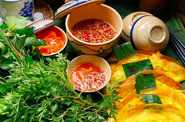 Nguyên liệu: 4 thìa canh nước mắm, 3 thìa canh nước sôi để nguội, 2 thìa canh đường, 2 thìa nước cốt chanh, 1 thìa tỏi băm, 1 thìa ớt băm. Cách pha: Hòa tan đường với nước mắm và nước, sau đó cho nước cốt chanh vào. Cuối cùng, thêm tỏi, ớt băm để tạo độ hấp dẫn cho nước chấm.