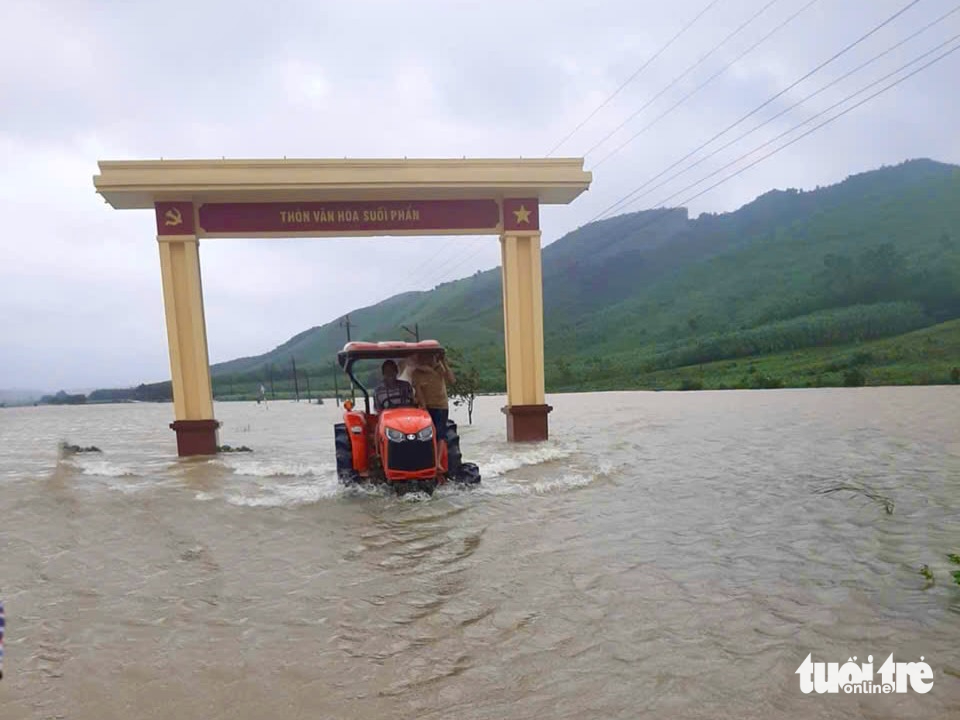 Lụt giữa mùa xuân: Nông dân khóc ròng, phụ huynh lái máy cày đến trường đón con - Ảnh 7.