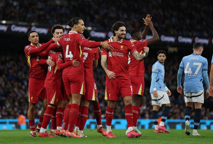 Cầu thủ Liverpool mừng bàn thắng thứ hai trên sân Etihad, hôm 23/2. Ảnh: Reuters