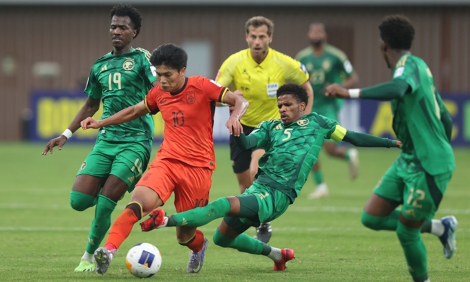 Arab Saudi (áo xanh) thắng chủ nhà Trung Quốc 1-0- trong trận tứ kết U20 châu Á 2025, tại sân Trung tâm đào tạo trẻ Thâm Quyến, Trung Quốc ngày 23/2. Ảnh: GT