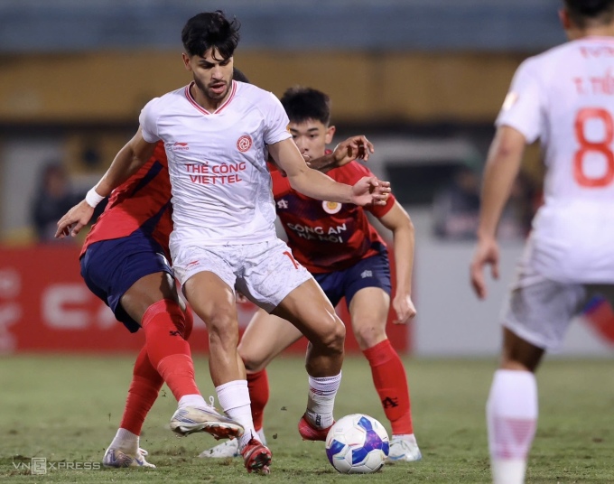 Pedro Henrique (áo trắng) ghi bàn gỡ hòa 1-1 cho Thể Công, trong trận thua CAHN 1-2. Ảnh: Hoàng Huynh