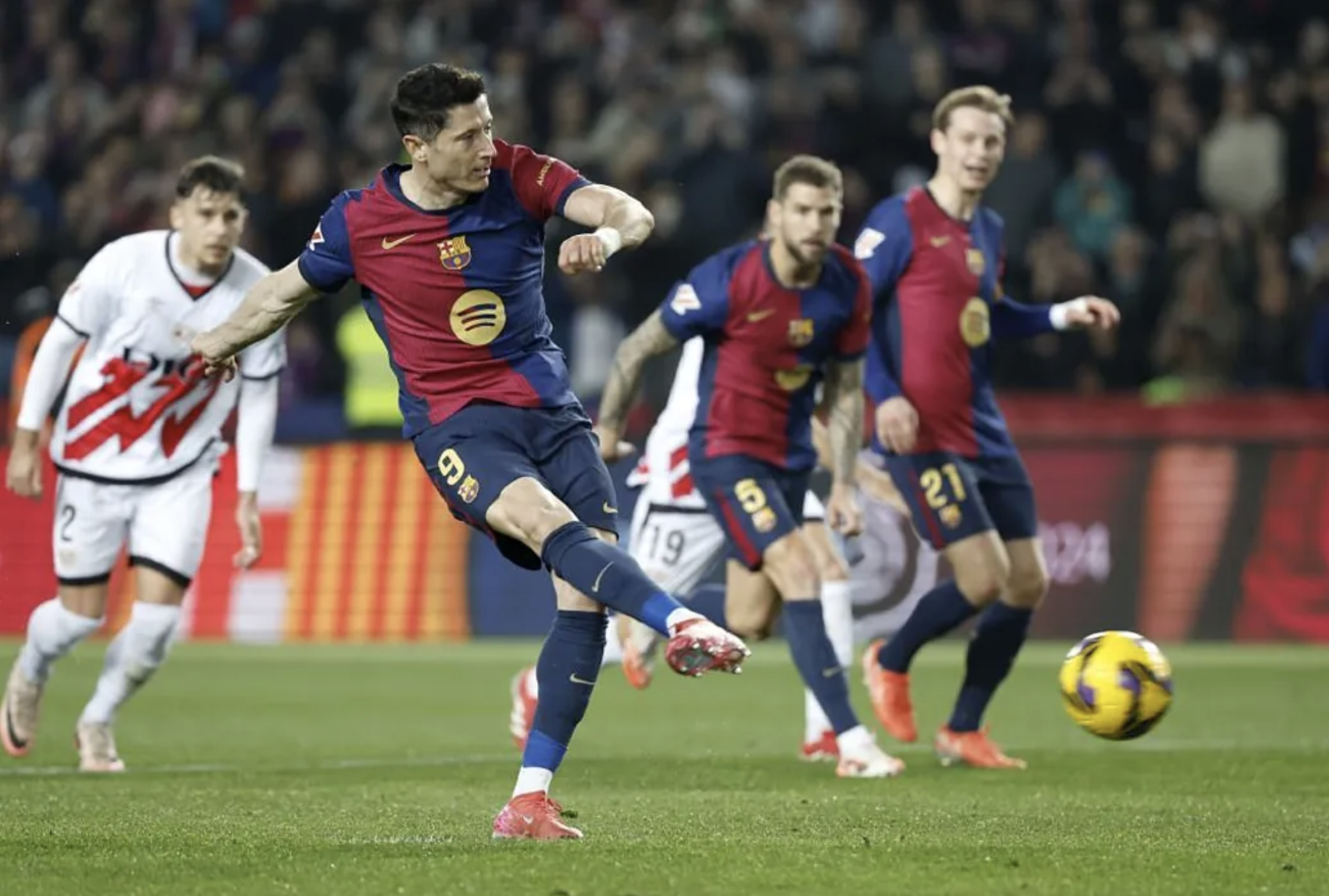 Thắng chật vật Vallecano, Barcelona trở lại ngôi đầu La Liga- Ảnh 3.