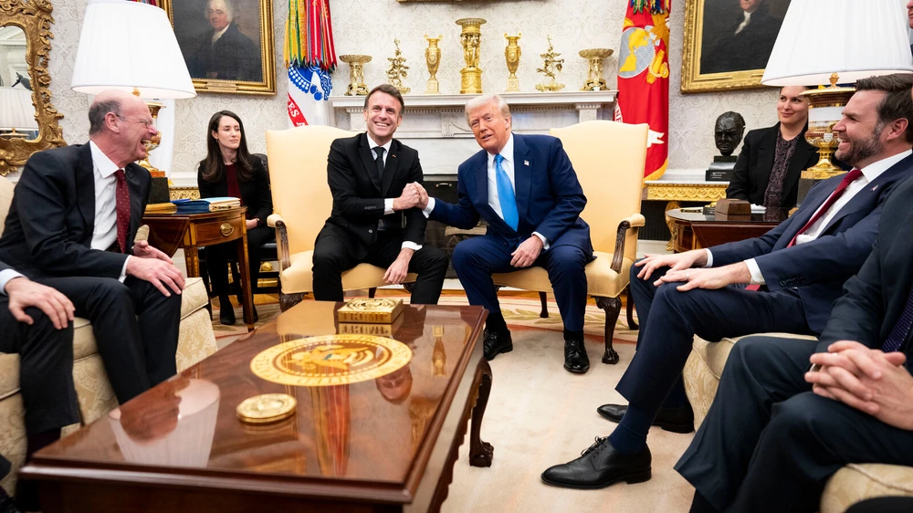 Tổng thống Pháp Macron hội đàm với Tổng thống Trump tại Nhà Trắng.jpg