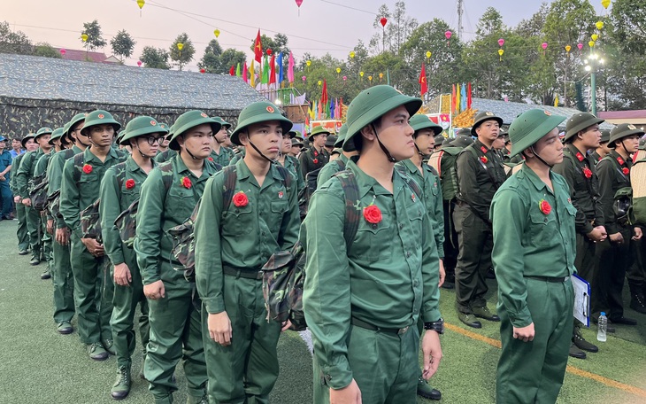 4.400 tân binh Hà Nội lên đường nhập ngũ, có người mới từ Singapore du học trở về - Ảnh 19.