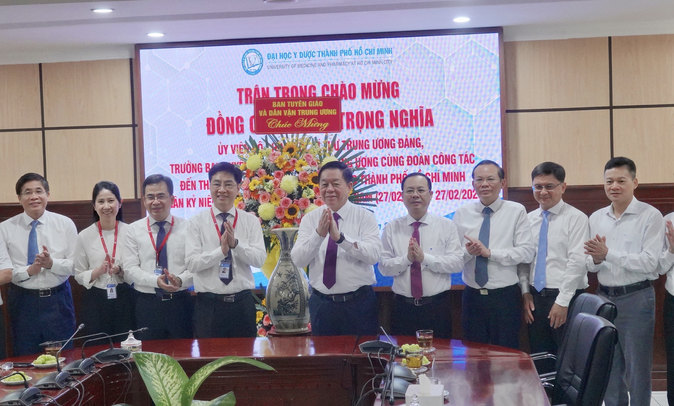 Trưởng Ban Tuyên giáo và Dân vận Trung ương thăm giáo sư Phạm Mạnh Hùng, nguyên Thứ trưởng Bộ Y tế  - Ảnh 3.