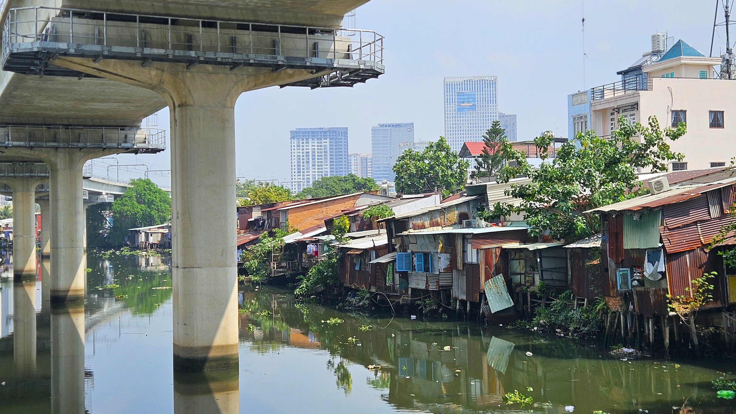 Nhà ven kênh ở TP.HCM chờ 'thay áo mới'- Ảnh 2.