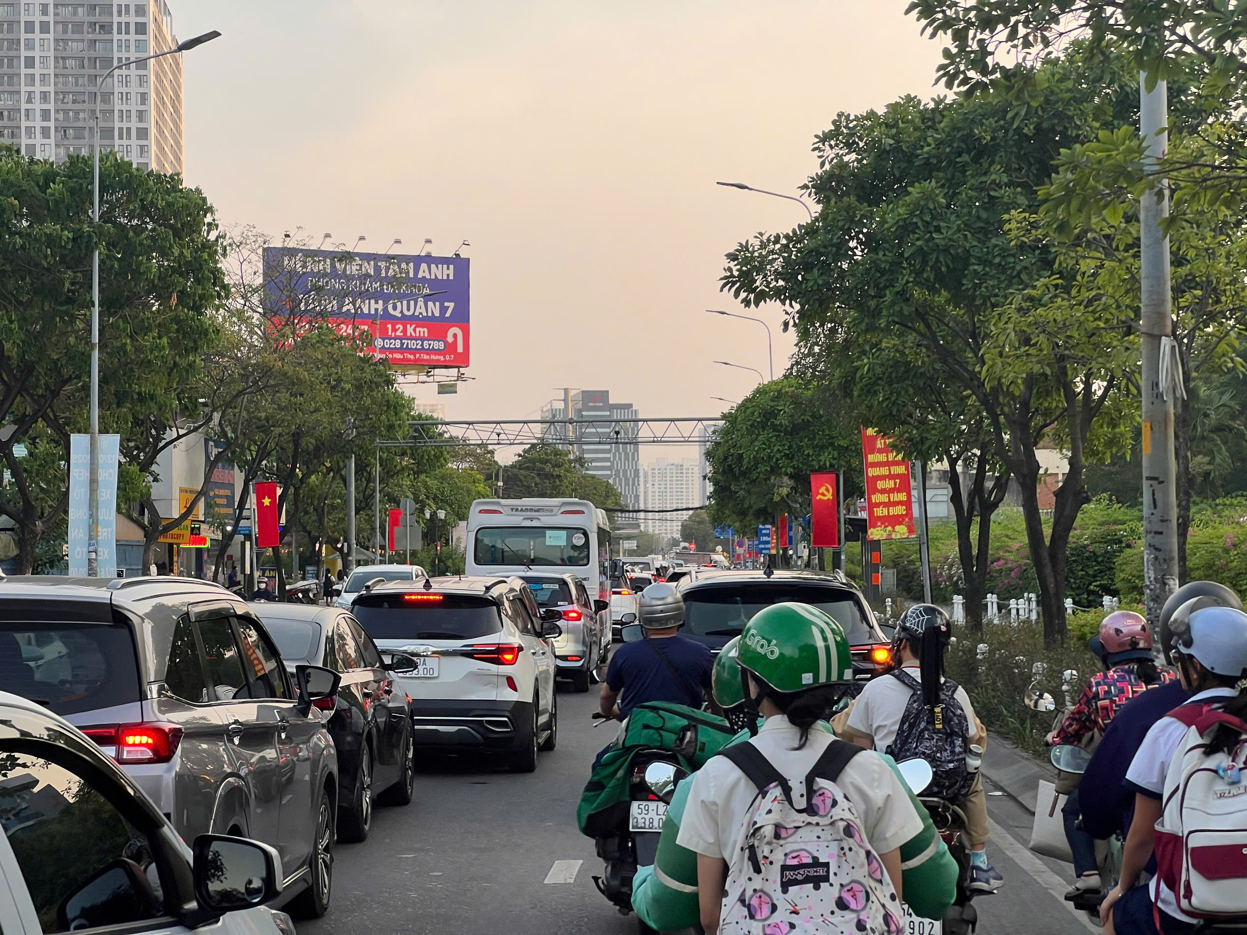 Nút giao lớn nhất khu Nam TP.HCM đã thông, sao đường vẫn chưa thoáng?- Ảnh 3.