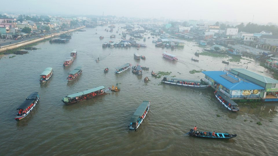 Du khách rớt xuống sông khi đi chợ nổi: Nhiều đầu mối quản lý nhưng còn hời hợt - Ảnh 3.