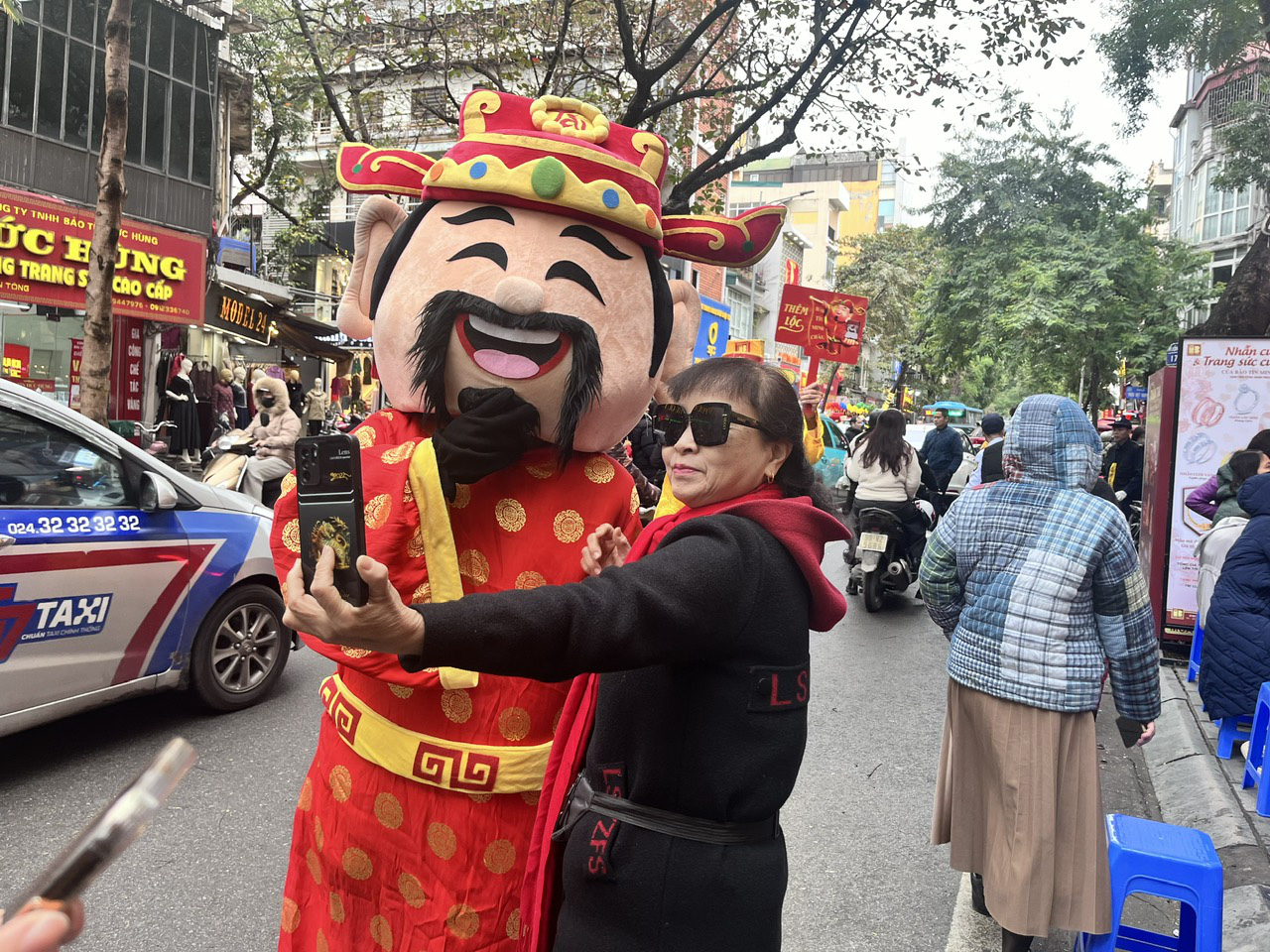 Lý giải chuyện người Hà Nội vượt mưa rét, xếp hàng mua vàng ngày Thần Tài từ 3h sáng - Ảnh 7.