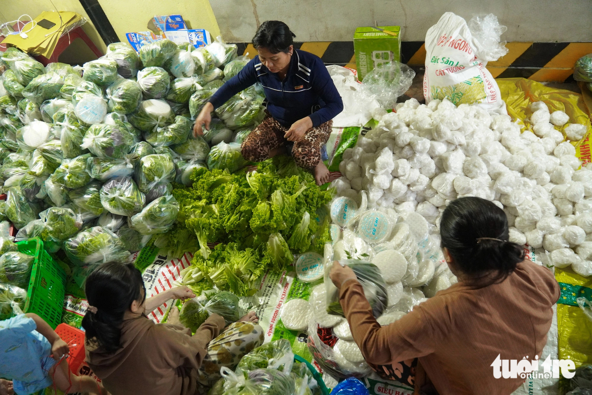 Đỏ lửa xuyên đêm nướng cá lóc ngày vía Thần Tài - Ảnh 12.