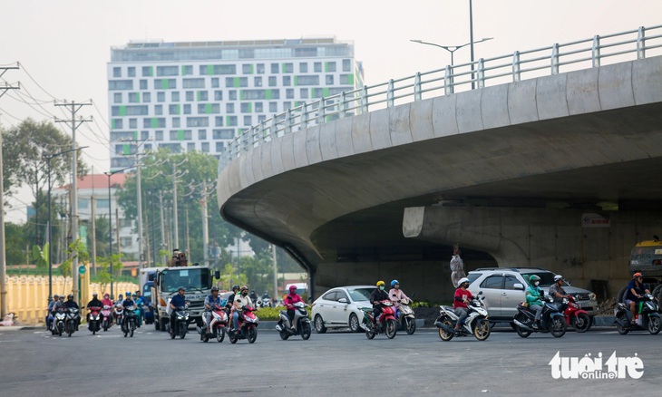 Vì sao không thể phân luồng một chiều đường Cộng Hòa? - Ảnh 2.