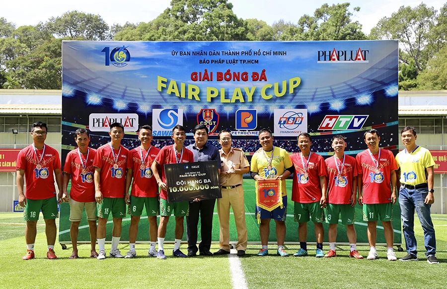 Liên quân báo Pháp Luật TP.HCM và những cầu thủ từng đoạt giải Fair Play giành hạng ba.