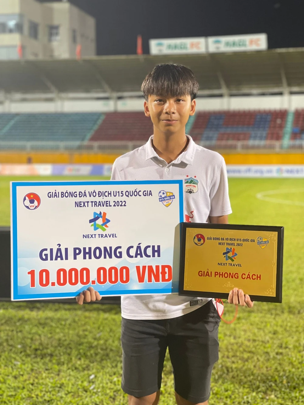 Hành động từ bỏ cơ hội lập hat trick để bác sĩ kịp vào sân sơ cứu cho cầu thủ đối phương cũng giúp U-15 HA Gia Lai ghi điểm đoạt giải Phong cách. Ảnh: CTV