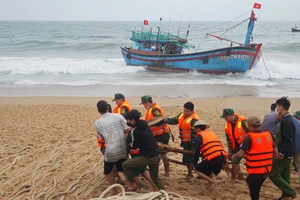 Biên phòng Phú Yên cứu 11 ngư dân Bình Định bị nạn trên biển