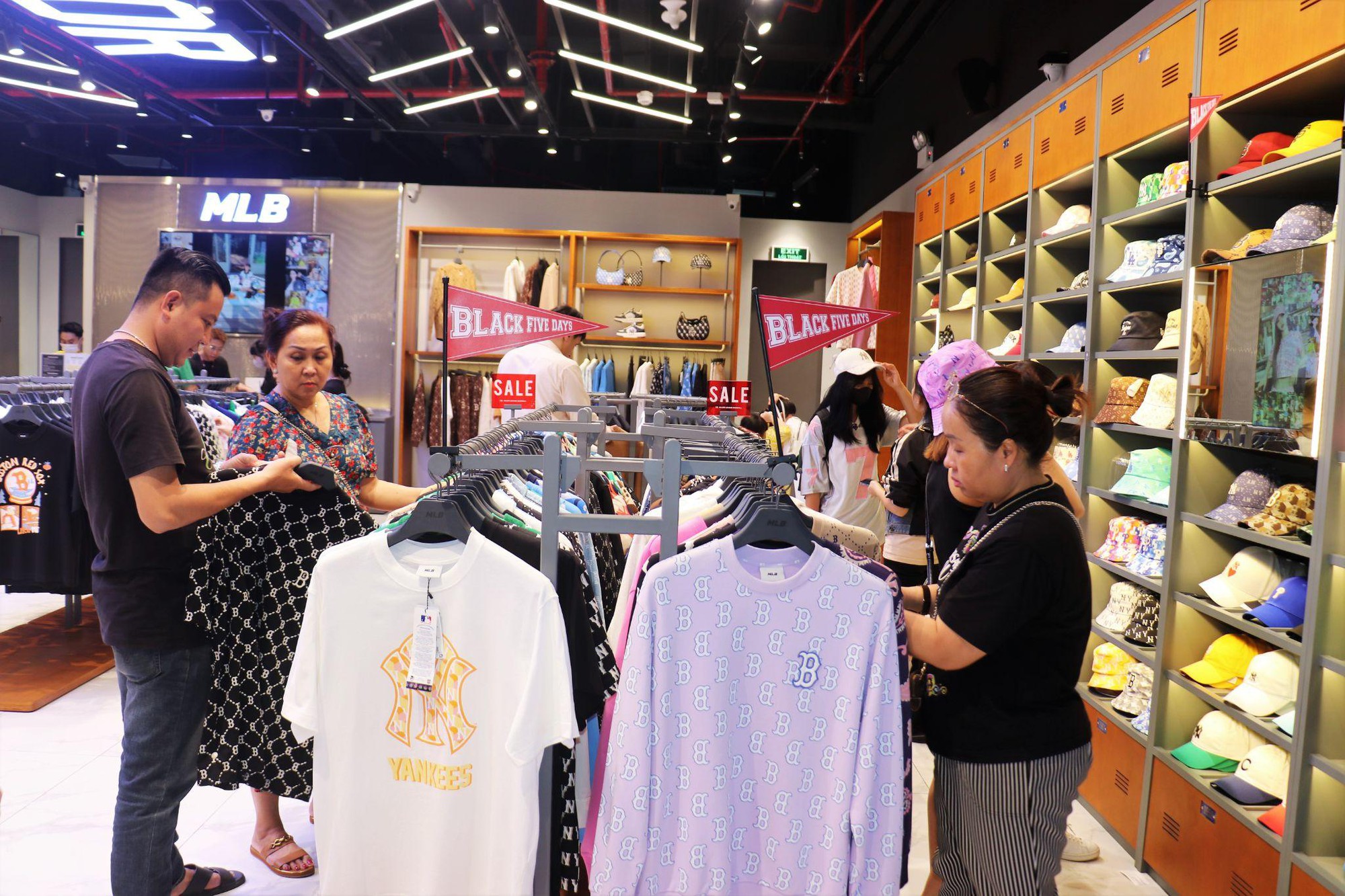 Crescent Mall sale khủng đến nửa đêm, giảm 80% hàng loạt các cửa hàng dịp cuối năm- Ảnh 2.