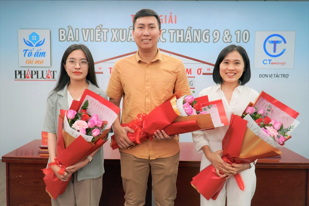 3 tác giả nhận bài viết xuất sắc của tháng 9 và 10. Ảnh: BẢO PHƯƠNG