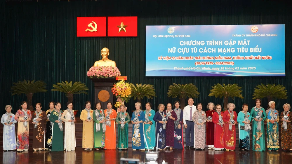 Ông Nguyễn Trọng Nghĩa: Các nữ cựu tù cách mạng là hiện thân của dân tộc Việt Nam anh hùng-thanh-uy-tphcm-gap-mat-nu-cuu-tu-cach-mang-tieu-bieu10.jpg