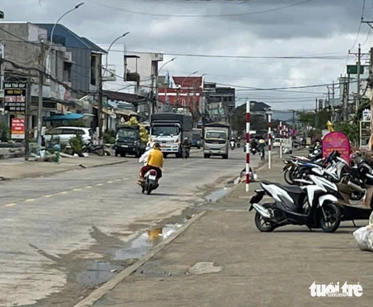 1km đường có 23 biển cấm đậu xe: Huyện nói hợp lý nhưng vẫn tháo dỡ - Ảnh 3.