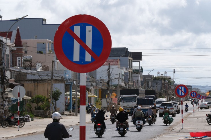 1km đường có 23 biển báo cấm đậu xe: Huyện nói hợp lý nhưng vẫn cho tháo dỡ - Ảnh 1.