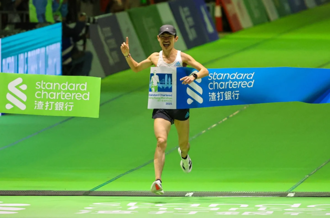 He Yingbing về nhất nội dung half marathon tại Hong Kong Marathon 2025, nhưng bị hủy kết quả. Ảnh: Edmond So