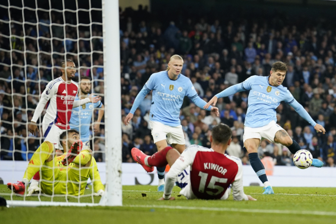 Hậu vệ Man City John Stones (phải) ghi bàn ấn định tỷ số 2-2 trước Arsenal ở vòng 5 Ngoại hạng Anh trên sân Etihad ngày 22/9/2024. Ảnh: AP