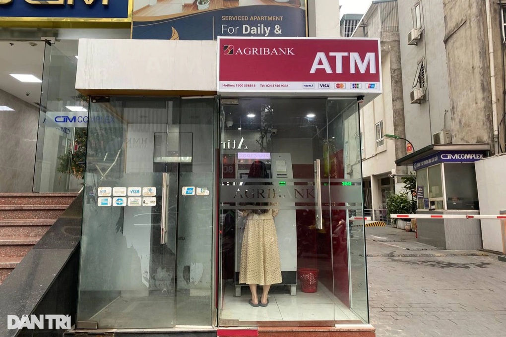 ATM dịp cận Tết: Hết cảnh khách xếp hàng nhưng vẫn có chỗ báo sắp hết tiền - 1