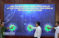 Lãnh đạo Ủy ban nhân dân tỉnh Kiên Giang cùng lãnh đạo sở, ngành tỉnh bấm nút vận hành hệ thống camera giám sát, xử phạt vi phạm trật tự, an toàn giao thông đường bộ trên địa bàn tỉnh Kiên Giang. (Ảnh: VĂN VŨ)