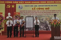 Lãnh đạo tỉnh An Giang trao Nghị quyết của Ủy ban Thường vụ Quốc hội và trao hoa chúc mừng Đảng bộ phường Mỹ Xuyên.