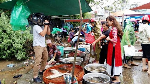 Ẩn mình giữa thành phố Việt Trì có một khu chợ quê hiếm hoi sót lại, tồn tại nhiều năm giờ vẫn đông nghịt khách - 1