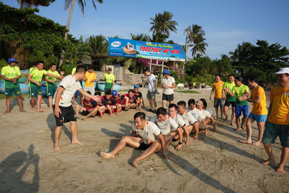 Công ty Liên doanh Bio - Pharmachemie tổ chức teambuilding cho người lao động. Ảnh: HỒNG ĐÀO