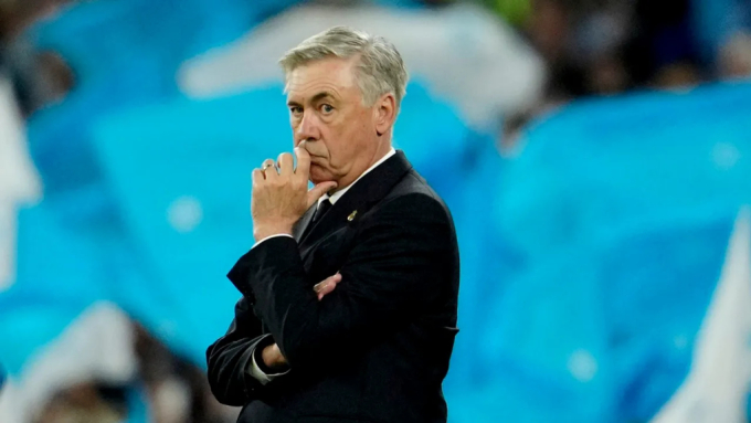 HLV Carlo Ancelotti trầm ngâm trong trận Real thua Man City 0-4 trên sân Etihad, Manchester, Anh ngày 17/5/2023. Ảnh: EFE