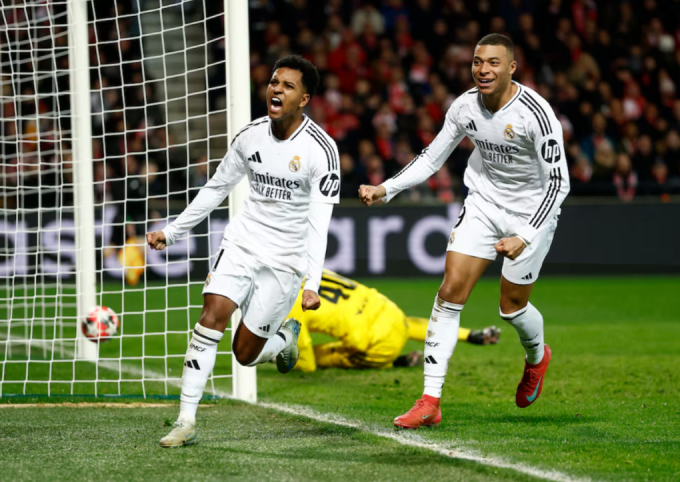 Rodrygo mừng bàn cùng Kylian Mbappe ở trận Real thắng Brest 3-0 trên sân Roudourou, Guingamp, Pháp ngày 29/1. Ảnh: Reuters