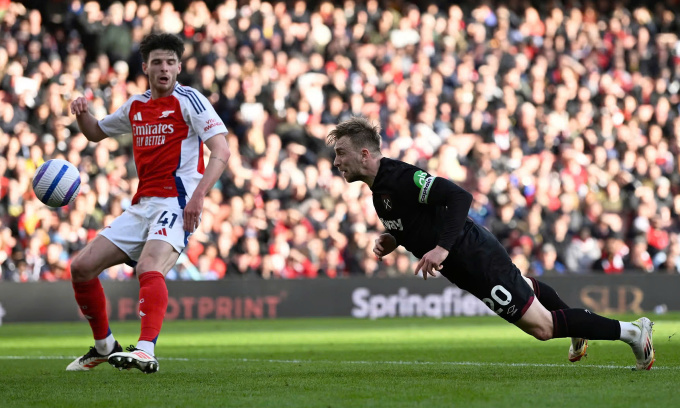 Tình huống đánh đầu thành bàn thắng duy nhất của Jarrod Bowen (phải) cho West Ham trước Arsenal trên sân Emirates, thành phố London, vòng 26 Ngoại hạng Anh ngày 22/2/2025. Ảnh: Reuters