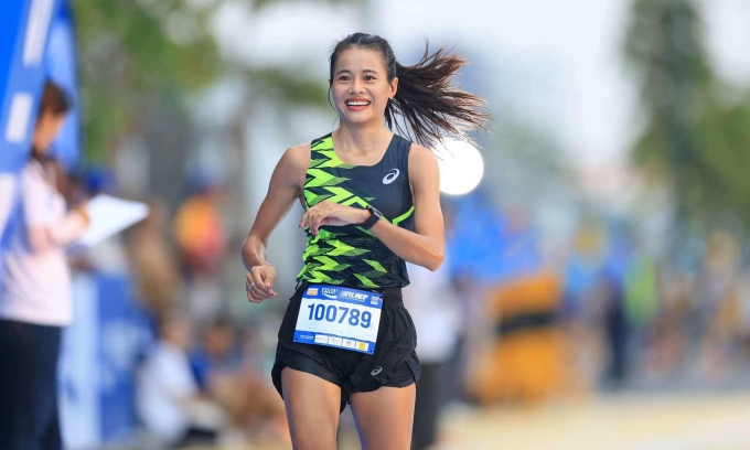 Phương Trinh về đích ở một giải chạy phong trào tại TP HCM. Ảnh: Pocari Sweat Run