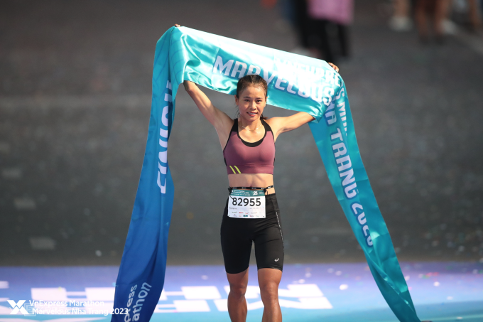 Phương Trinh vô địch cự ly 21km nữ tại VnExpress Marathon Nha Trang 2023. Ảnh: VM