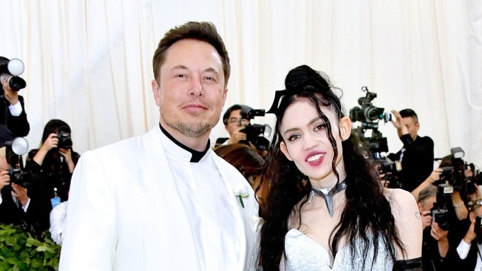 Ông chủ Tesla - Tỷ phú Elon Musk - và ca sĩ Grimes tại Met Gala 2018. Ảnh: WireImage