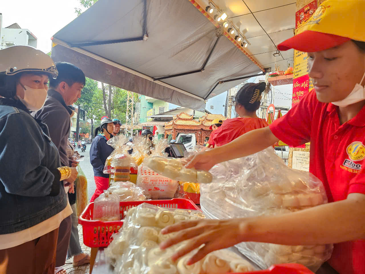 Bánh thần tài, heo quay cúng khai trương 