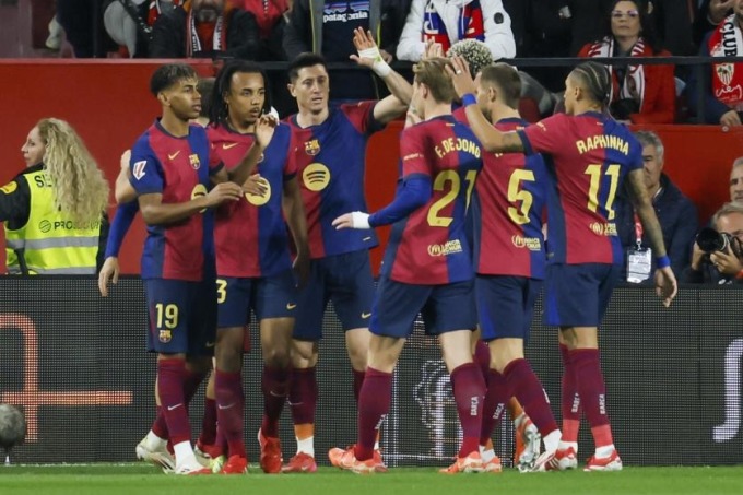 Các cầu thủ Barca mừng bàn đầu tiên trong trận thắng Sevilla 4-1 tối 9/2. Ảnh: EFE