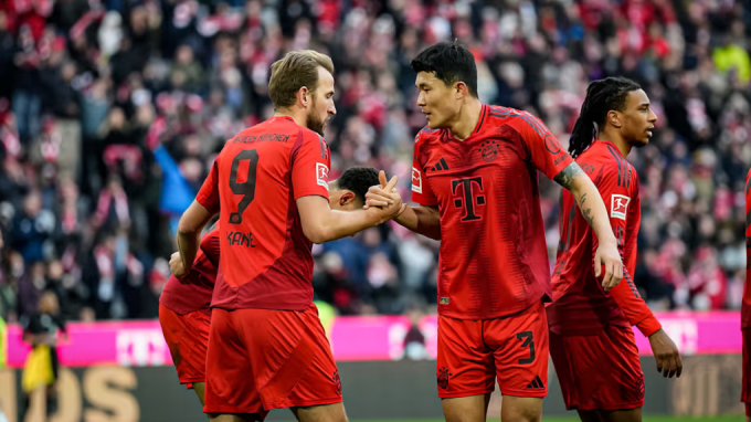 Harry Kane chia vui cùng Kim Min-jae sau khi ghi bàn thứ hai trong trận thắng Holstein Kiel 4-3 tại Allianz Arena, Munich, Đức ngày 1/2. Ảnh: Bayern FC