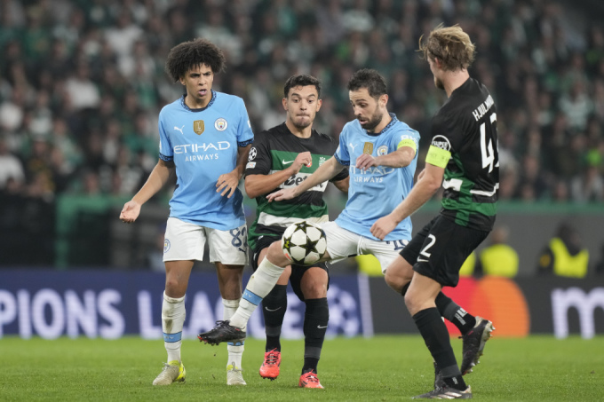 Tiền vệ đội trưởng Man City Bernardo Silva tranh bóng trong trận thua Sporting Lisbon 1-4 ở lượt bốn Champions League trên sân Jose Alvalade, Lisbon ngày 5/11/2024. Ảnh: AP