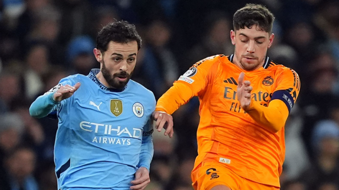 Bernardo Silva tranh chấp với Federico Valverde trong trận Man City thua Real 2-3 ở lượt đi vòng play-off Champions League trên sân Etihad. Ảnh: Sky Sports