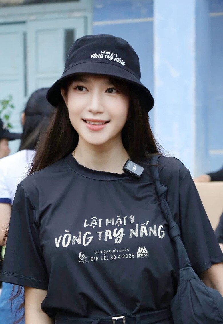 Minh Hà trang điểm nhẹ nhàng vẫn đẹp ngời ngời.