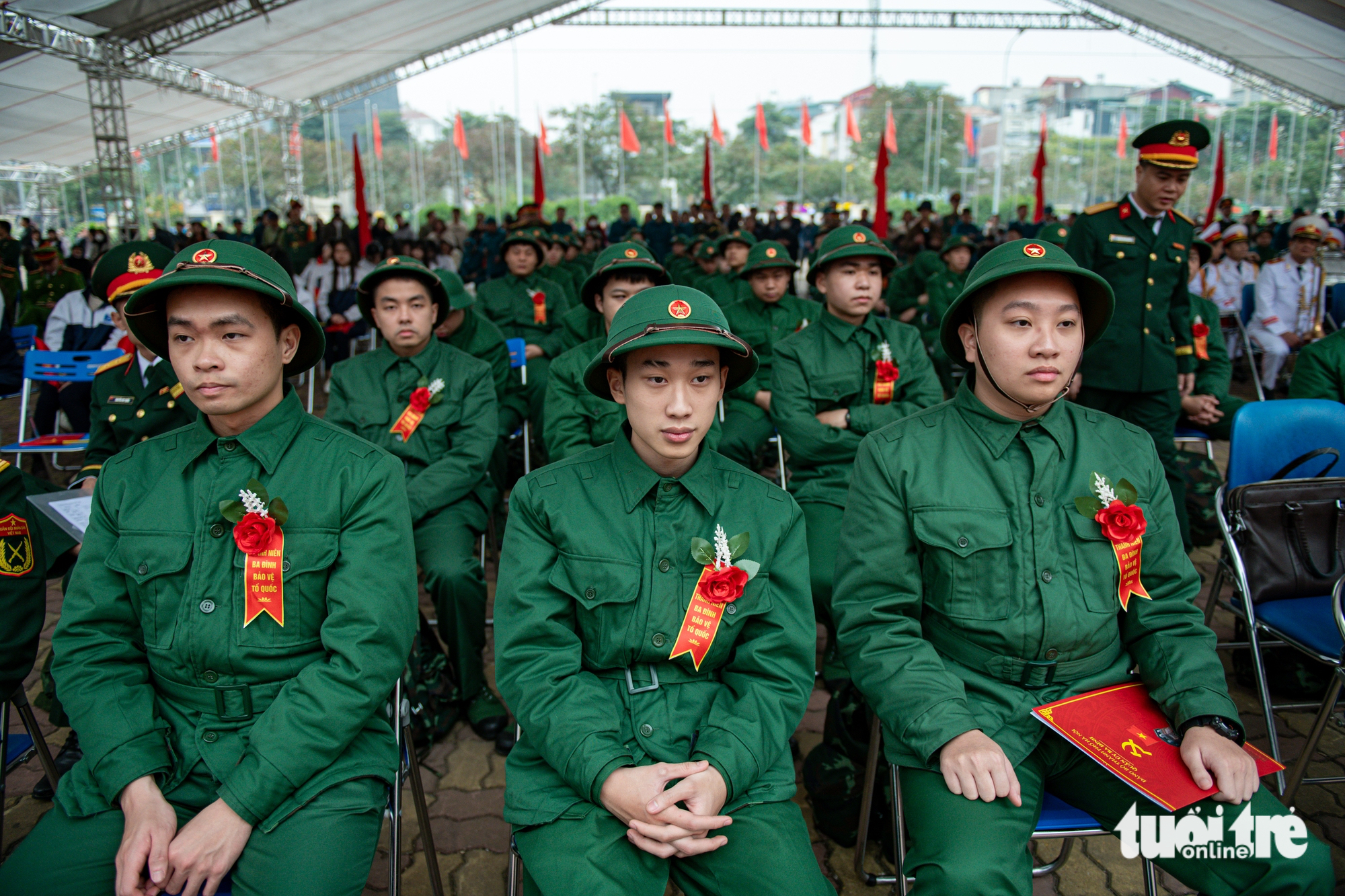 Bộ Quốc phòng trả lời việc lợi dụng gia hạn học thêm, nợ môn, thi lại tốt nghiệp để trốn nhập ngũ - Ảnh 1.