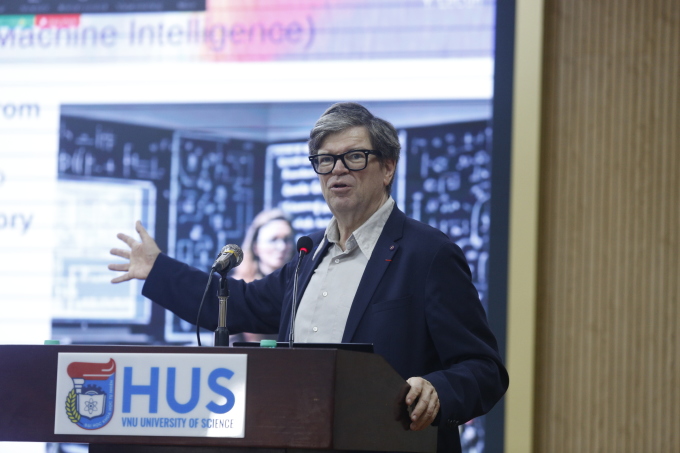 Giám đốc khoa học AI của Meta Yann Lecun, chia sẻ trước các sinh viên tại Đại học Khoa học Tự nhiên, Đại học Quốc gia Hà Nội, tháng 12/2024. Ảnh: Lưu Quý