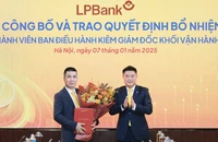 Ông Nguyễn Đức Thụy - Chủ tịch HĐQT LPBank trao quyết định bổ nhiệm cho ông Nguyễn Hoàng Hải. 