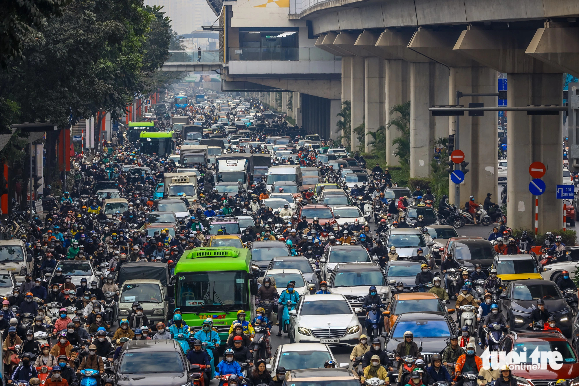 Bụi đường, xe cộ ùn tắc khiến không khí ô nhiễm đến 'ngộp thở' - Ảnh 1.